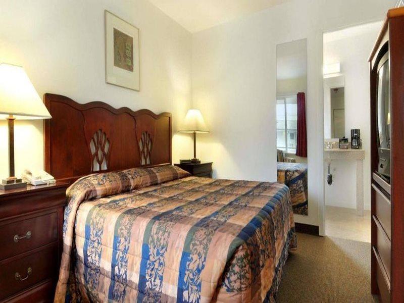 Knights Inn & Suites Seatac Airport ทัควิลา ภายนอก รูปภาพ